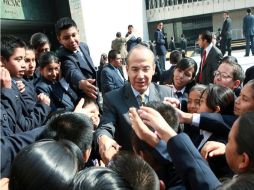 ''Ustedes no sólo son un orgullo para su familia, su escuela y su comunidad, sino para todo México'' señaló Calderón. ARCHIVO  /