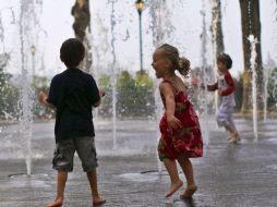 Niños de Nueva York utilizan las fuentes públicas para refrescarse. REUTERS  /