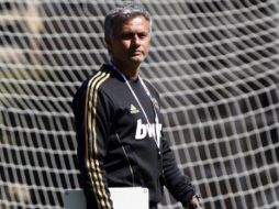 El director técnico del Real Madrid, José Mourinho, durante sesión de entrenamiento. EFE  /