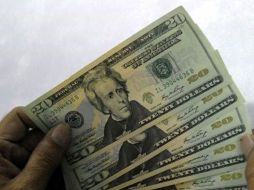 El dólar libre se vendió 10 centavos menos que la víspera, al ofrecerse hasta en 11.75 pesos. ARCHIVO  /