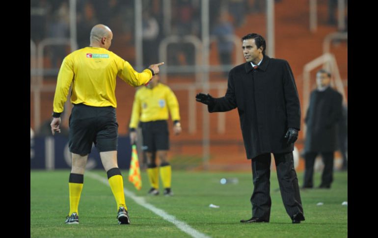El árbitro Francisco Chacón dialoga con el entrenador Farías de Venezuela durante la semifinal ante Paraguay. AFP  /