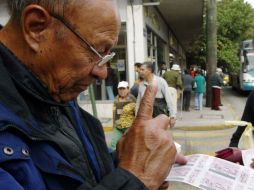 A cada uno de los adultos mayores le entregaron 40 transvales. ARCHIVO  /