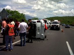 Socorristas inspeccionan la zona en donde se detuvo el vehículo con placas JEV-5456 de Jalisco. ESPECIAL  /
