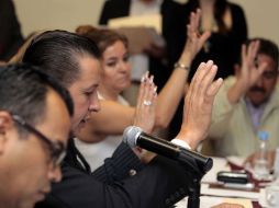 Diputados votan durante la sesión de la Comisión de Responsabilidades. A. GARCÍA  /