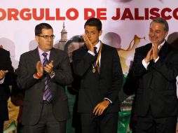 “Chicharito” Hernández se conmovió por el nombramiento. Lo acompañan Miguel Alfaro y Emilio González. S. NÚÑEZ  /