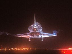 El Atlantis aterrizó ayer en Miami, para consumar la última misión del programa de transbordadores de la NASA. AFP  /