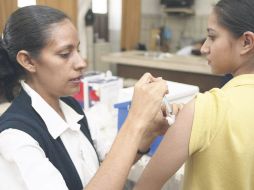 Autoridades sanitarias aplicarán el biológico a personas menores de 39 años que no hayan sido inoculados antes. EL INFORMADOR  /