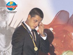 Javier Hernández interrumpió su discurso pues la voz se le quebró al agradecer a su familia. S. NÚÑEZ  /