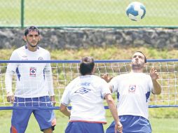 El delantero argentino de Cruz Azul, Emanuel Villa (der.), cabecea la pelota durante la práctica en La Noria. MEXSPORT  /
