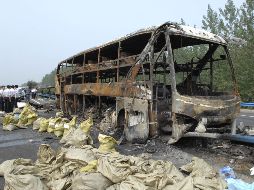 Foto del autobús de dos pisos quemado en Xinyang. AP  /