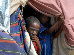 Niños desplazados somalíes se encuentran en una tienda de campaña en un campamento en Mogadiscio. AFP  /