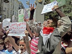 Manifestantes turcos y sirios gritan consignas en contra del presidente sirio, Basar Assad. EFE  /