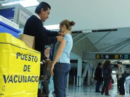 En el Aeropuerto Internacional de la Ciudad de México ya se inocula a los usuarios contra la enfermedad. EFE  /