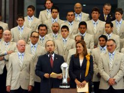 El Presidente Felipe Calderon y su esposa Margarita Zavala, con los Pumas UNAM en Los Pinos. MEXSPORT  /