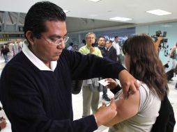 Los seis principales aeropuertos del país aplicarán vacunas contra el sarampión a los pasajeros que lo deseen. EL UNIVERSAL  /