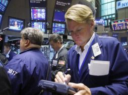 El Dow Jones perdió 0.25 por ciento a la mitad de las actividades de hoy. AP  /