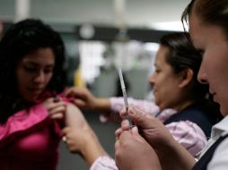 Una mujer recibe hoy la vacuna en el aeropuerto de la Ciudad de México. REUTERS  /