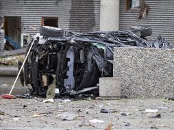 Un auto destruido tras un atentado con coche bomba en el complejo gubernamental de Oslo. EFE  /