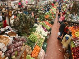 Señalan que  las verduras, frutas y carnes están más baratas en mercados municipales y tianguis. ARCHIVO  /