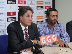 Juan José Frangie y Gilberto Adame, directivos de Estudiantes Tecos, hoy en rueda de prensa. E. PACHECO  /