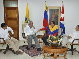 El mandatario junto con Fidel Castro, su hermano Raúl Castro y Rafael Correa, presidente de Ecuador. EFE  /