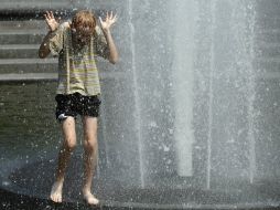 Un niño se refresca en Nueva York. Una ola de calor extremo en Estados Unidos afecta a 132 millones de personas. AFP  /