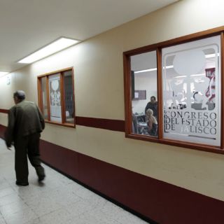 Congreso desacata bajar salarios