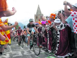 El nuevo líder de la competencia, el luxemburgués Andy Schleck, mientras el público lo vitorea. AP  /