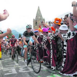 Andy Schleck es nuevo líder  y serio aspirante al título