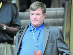 El gerente general de las Panteras de Carolina, Marty Hurney, abandona el hotel donde se reúnen los ejecutivos de la NFL. AP  /