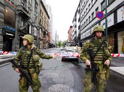 Soldados noruegos custodian la entrada de la calle Akersgata. EFE  /