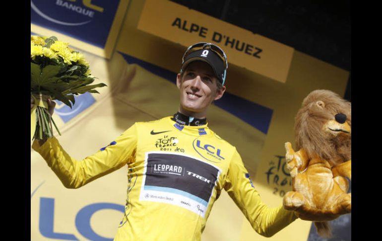 Andy Schleck vistiendo el traje amarillo que lo define como líder. AP  /