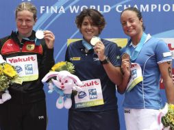 Angela Maurer (izq) ganó la medalla de planta, Ana Marcela Cunha (centro) tiene el oro y Alice Franco (der) el bronce. EFE  /