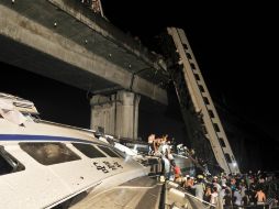 Elementos de emergencia acudieron al lugar del incidente para rescatar a las víctimas. AP  /