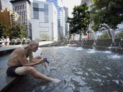 Nueva York ha alcanzado una temperatura de 46 grados. En la imagen, un hombre se refresca en una fuente. EFE  /