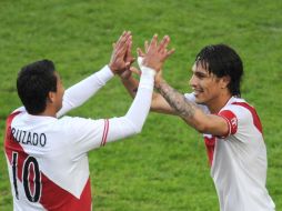 Paolo Guerrero (Der)  festeja el triunfo con su compañero Rinaldo. AFP  /