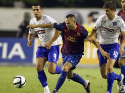 Andrés Iniesta (Cen.) lucha por el balón con Ahmad Sharbini (Izq) and Dinko Trebotic del equipo de Croacia. AP  /