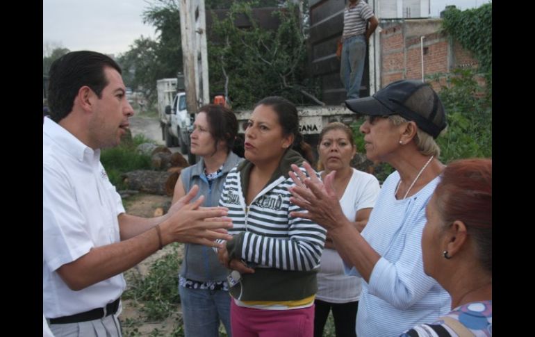 El presidente municipal de Tlaquepaque, Miguel Castro Reynoso, acudió esta mañana a la colonia Los Puestos. T. VILLASEÑOR  /
