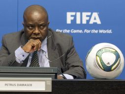 El presidente del Comité de Ética de la FIFA, Petrus Damaseb, conversa con la prensa en la sede del organismo en Zúrich. EFE  /