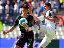 Peralta fue el heroe santista al anotar 3 de los 4 goles. EFE  /