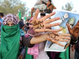 Mujeres seguidoras del líder libio Muamar Gadhafi se manifiestan en El Azizia. EFE  /