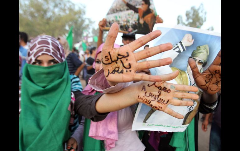 Mujeres seguidoras del líder libio Muamar Gadhafi se manifiestan en El Azizia. EFE  /