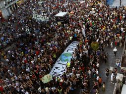 Los cientos de manifestantes de diversos puntos de España avanzan hacia la céntrica Puerta del Sol. EFE  /