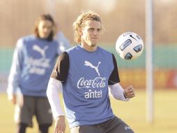 Forlán juega con un balón en el campamento  uruguayo. EFE  /
