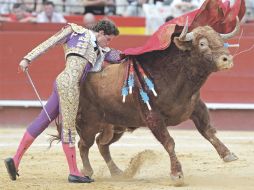 Arturo Saldívar da un pase de pecho a su astado durante el festejo con motivo de la Feria de Julio. EFE  /
