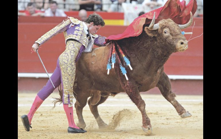 Arturo Saldívar da un pase de pecho a su astado durante el festejo con motivo de la Feria de Julio. EFE  /