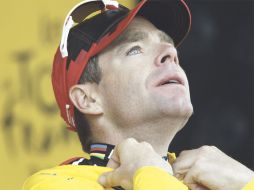 Cadel Evans se coloca la casaca amarilla la cual le arrebató a Andy Schleck. REUTERS  /