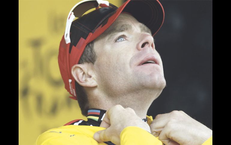 Cadel Evans se coloca la casaca amarilla la cual le arrebató a Andy Schleck. REUTERS  /