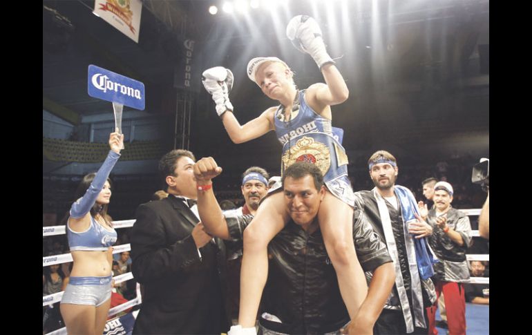 Irma Sánchez celebra su victoria sobre la panañema Carlota Santos. S. NÚÑEZ  /