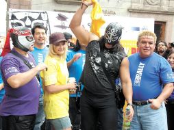 Octagón, El Elegido y El Brazo posan ante sus fans en San Miguel de Allende, Guanajuato. EL UNIVERSAL  /